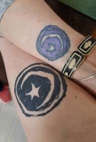 별과 달 문신 사진에 기하학적 요소 문신 커플 팔