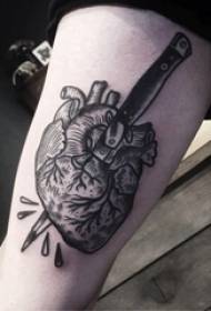 Mehanička muška tetovaža srca muška učenica na bodežu i srcu tetovaža slike