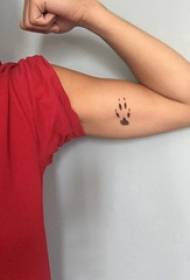 Lengan tato gambar cakar anak laki-laki pada gambar tato cetak kaki hitam