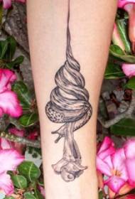 Disegno del tatuaggio di lumaca nero tatuaggio di lumaca di frassino nero sul braccio della ragazza