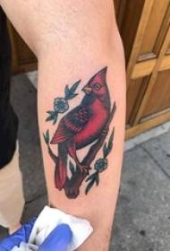 „Baile“ gyvūnų tatuiruotės studento rankos ant gėlių ir paukščių tatuiruotės nuotrauka