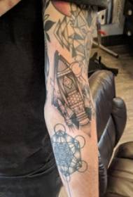 Elemento geométrico tatuaje estudiante masculino brazo en cohete negro tatuaje foto