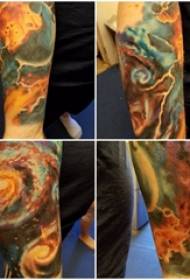 Tatuiruotės planetos berniuko ranka ant spalvotos tatuiruotės planetos tatuiruotės paveikslėlio