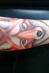 Braccio da tatuino di animaletto su volpe colorata