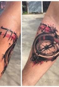 Рука татуировки мальчика компаса на классической картине тату компаса