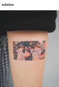 Gadis tato sastra kecil segar gambar tato tato segar kecil di lengan gadis itu
