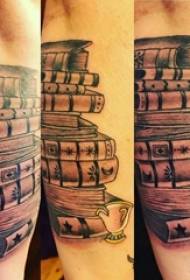 Braț material tatuaj braț fată pe negru carte tatuaj carte