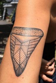 Kızın kolundaki geometrik dövme deseni minimalist geometrik dövme resmi