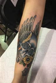 ingalo ye-skull tattoo entombini yezimbali ne-skull tattoo