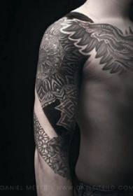 Tattoo sting ხატავს მამრობითი მკლავი შავი ყვავილების tattoo სურათებზე