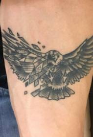 Eagle tattoo patroon meisje arm op eagle tattoo patroon