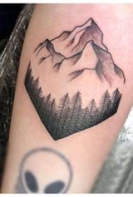 Braç de la noia del tatuatge del pic del turó a la imatge de tatuatge de muntanya negra