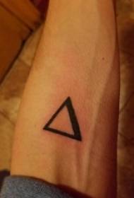 Elemento geométrico tatuaje estudiante masculino brazo en triángulo negro tatuaje imagen