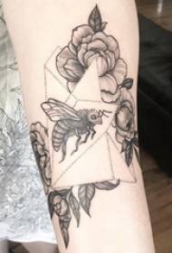 Bee tattoo ụkpụrụ nwanyi ogwe aka ya na ifuru na ndise tattoo tattoo