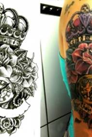 Tatuaż korona prosta dziewczyna tatuaż totem korona obraz na ramieniu dziewczyny