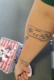 Game Tattoo Boys arm på svartgrå spilltatoveringsbilder