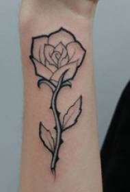 Minimalistiese tatoeëring van tatoeëring op manlike arm op swartroos tatoeëring