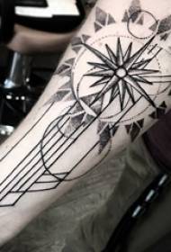 Ģeometriskā tetovējuma zēna roka uz ģeometriskā tetovējuma vaniļas tetovējuma attēla
