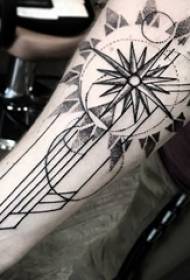 Brako de geometria tatuaje sur geometria tatuaje vanilla tatuaje bildo