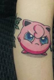 Tatuiruotės animacinės mergaitės ranka ant spalvoto „Pokemon“ tatuiruotės paveikslo