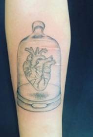 手臂纹身素材 男生手臂上黑色的心脏纹身图片