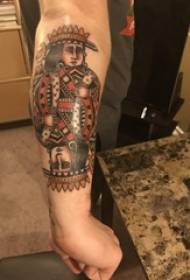 Tatuaje de brazo brazo de rapaz en imaxe de tatuaxe de tarxetas de cores