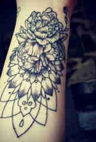 Pianta il braccio del ragazzo del tatuaggio sull'immagine del tatuaggio di peonia nera