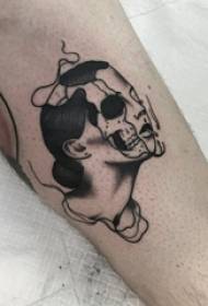 Европске и америчке апстрактне тетоваже Мушке и женске руке на апстрактном облику тетоваже