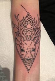 Imagen del tatuaje del brazo brazo del niño en la imagen del tatuaje de rombos y alces