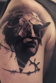 Tato potret karakter karakter laki-laki di lengan potret tato pola abu-abu hitam