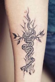 Tatuiruotės gyvatės demono berniuko ranka ant sausų šakų ir gyvatės tatuiruotės nuotraukos