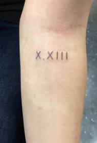 Tetovējums ar romiešu cipariem, meitenes roka uz romiešu digitālā tetovējuma attēla