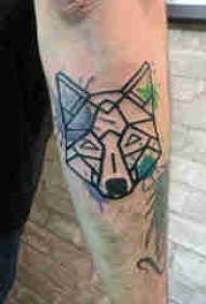 Vilko tatuiruotė, vyro rankos, vilko tatuiruotės paveikslėlis