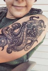 Chithunzithunzi chaching'ono cha tattoo yakuda wamkazi wakuda wa octopus tattoo padzanja