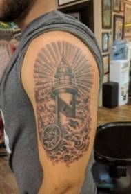 Braccio di studente maschio faro tatuaggio sul modello tatuaggio tatuaggio faro grigio nero