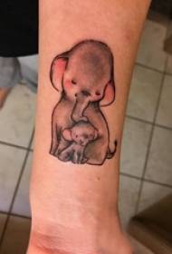 Braç estudiant masculí tatuatge animal de Baile sobre la imatge de tatuatge d'elefant de colors