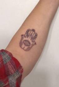 紋身黑色女孩的手臂上黑色法蒂瑪手紋身圖片