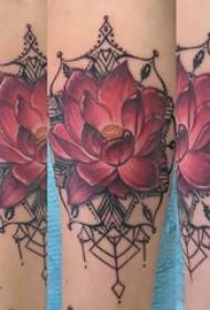 Leungeun tato materi panangan awéwé dina gambar tato lotus