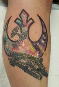 Tatuatge de línia simple, esbós, imatge del tatuatge al braç del noi