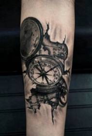 纹身指南针 男生手臂上素描纹身指南针图片