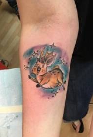 Малка животно татуировка момиче цветна ръка елен татуировка снимка на ръката