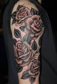O brazo do tatuaje de Rose por encima da imaxe de tatuaxe de flores de arte