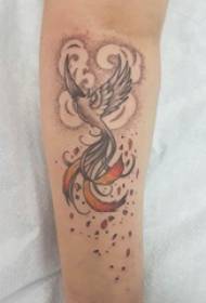 ຮູບສັກກະໂປງແຂນຂອງເດັກຍິງທີ່ໃສ່ສີຮູບ phoenix tattoo ໃສ່ແຂນ