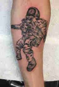 Studente maschio del tatuaggio del ritratto del personaggio sull'immagine creativa del tatuaggio dell'astronauta