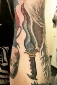 Tato berwarna pada lengan pria dengan gambar tato belati berwarna