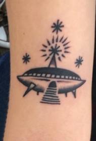 Arm tattoo materiaal, mannelijke arm op zwarte vliegende schotel tattoo foto