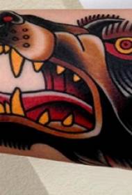 Braccio per studente maschio tatuaggio testa di lupo goccia di sangue sull'immagine del tatuaggio testa di lupo colorato