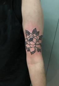 Тетоважа узорак цвијета мушки студент руку на црном цвијету тетоважа