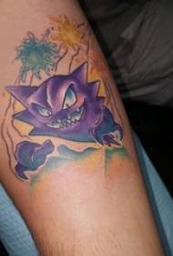 Tattoo cartoon mannelijke student met cartoon schattige tattoo op arm