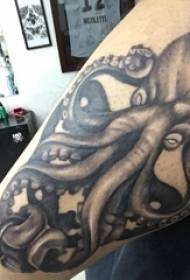 Letsoho le letšo la octopus e motona oa monna papaling e ntšo ea octopus tattoo